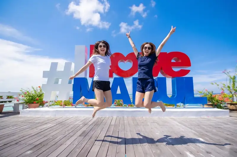 Spotting sea turtles at Mabul Island with Bigfin Water Bungalow in the Celebes Sea near the Tun Sakaran Marine Park.